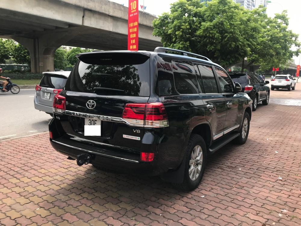 Toyota Land Cruiser VX 2016 - Bán Toyota Land Cruiser VX sản xuất 2016, đăng ký 2016 tên cty màu đen, nội thất kem