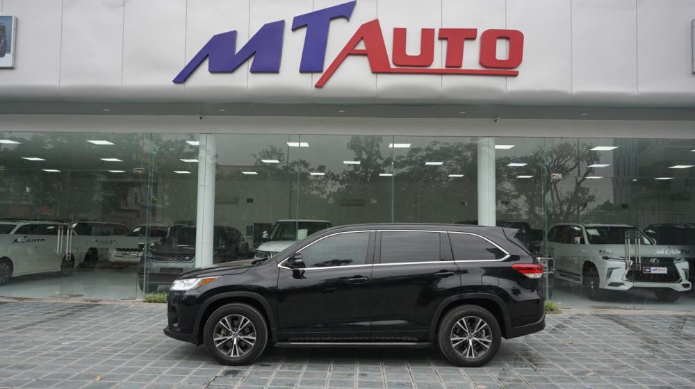 Toyota Highlander LE 2017 - Bán Toyota Highlander sản xuất 2017, màu đen, nội thất xanh lam đặt biệt hiếm