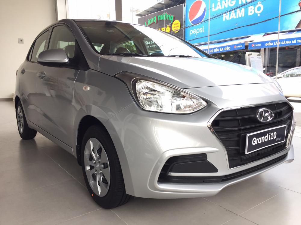 Hyundai Grand i10 Base 2019 - Bán Hyundai Grand i10 Base đời 2019, màu bạc, 330 triệu