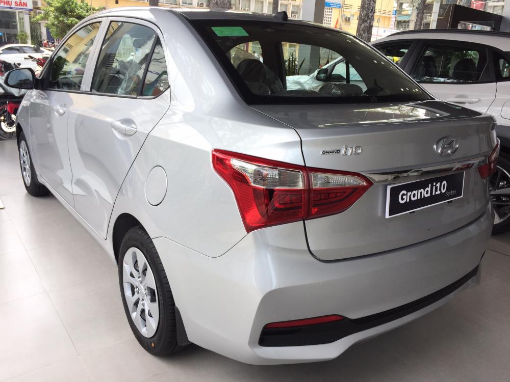 Hyundai Grand i10 Base 2019 - Bán Hyundai Grand i10 Base đời 2019, màu bạc, 330 triệu