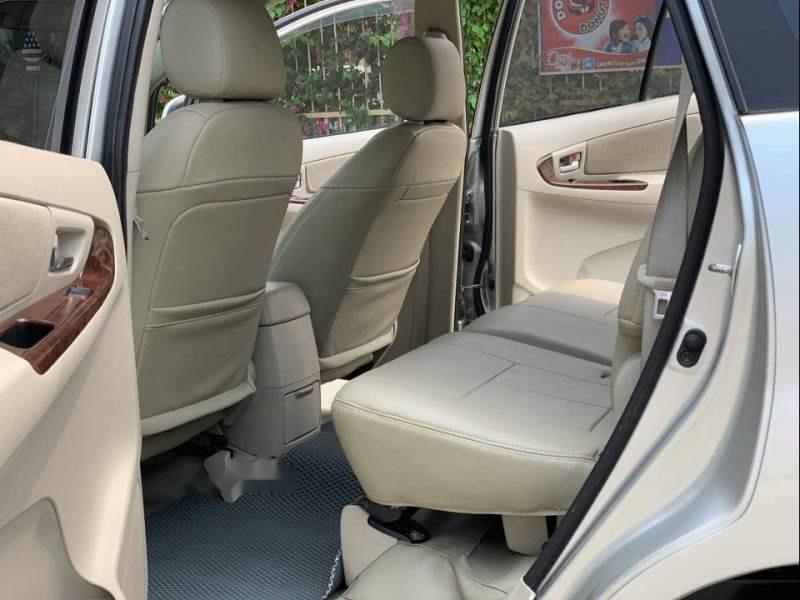 Toyota Innova V 2012 - Bán ô tô Toyota Innova V sản xuất năm 2012, màu bạc số tự động