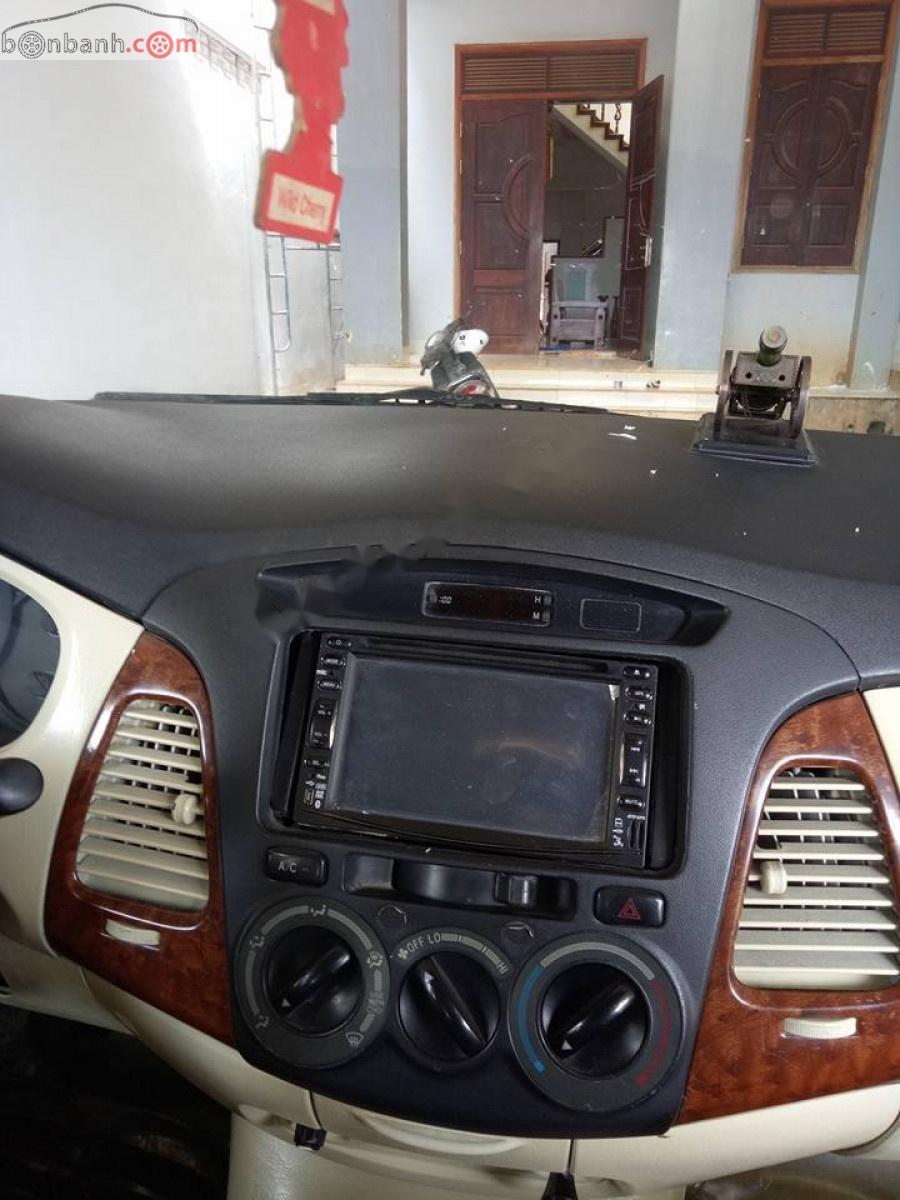 Toyota Innova J 2006 - Bán gấp Toyota Innova J 2006, màu bạc chính chủ, 240 triệu 