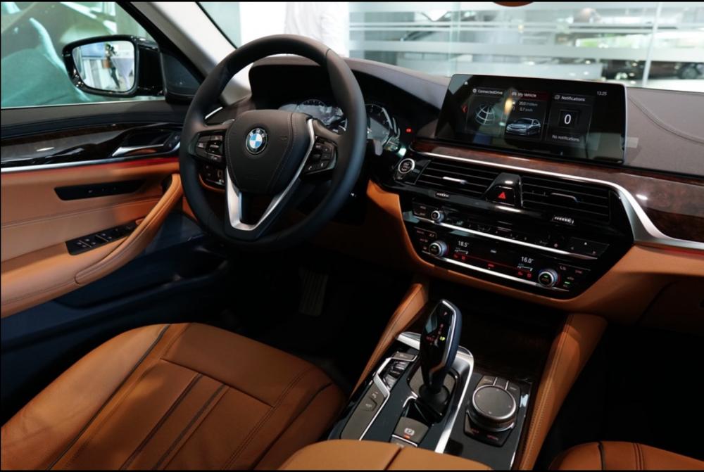 BMW 5 Series 530i Luxury 2018 - Bán xe BMW 5 Series 530i Luxury sản xuất 2018, màu đen 