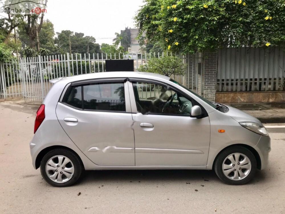 Hyundai i10 1.1 MT 2013 - Bán Hyundai i10 1.1 MT 2013, màu bạc, xe nhập xe gia đình 