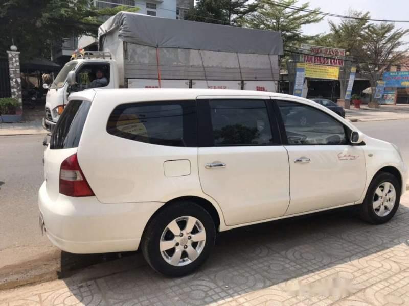 Nissan Grand livina 2011 - Chính chủ bán Nissan Grand livina năm sản xuất 2011, màu trắng, xe nhập