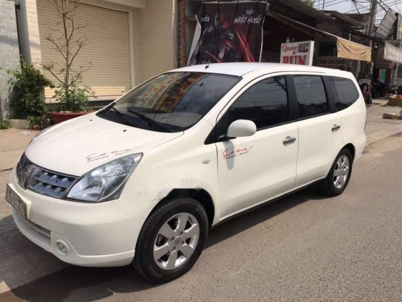 Nissan Grand livina 2011 - Chính chủ bán Nissan Grand livina năm sản xuất 2011, màu trắng, xe nhập