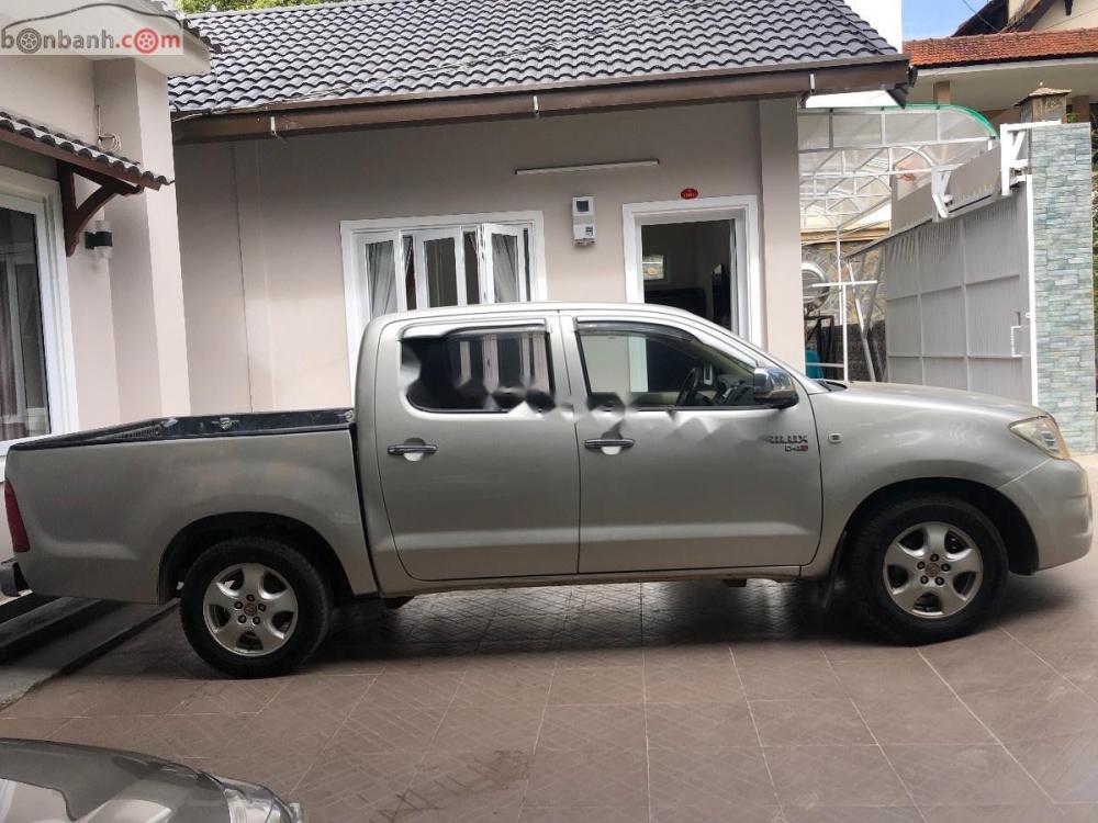 Toyota Hilux 2.5E 4x2 MT 2011 - Bán Toyota Hilux 2.5E 4x2 MT đời 2011, màu bạc, nhập khẩu Thái, máy êm