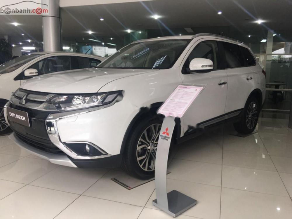 Mitsubishi Outlander 2.0 CVT Premium 2019 - Cần bán xe Mitsubishi Outlander 2.0 CVT Premium sản xuất 2019, màu trắng