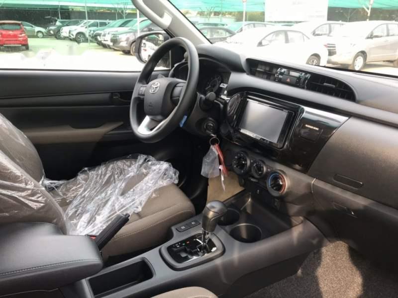 Toyota Hilux 2.4E 4x2 AT 2019 - Bán xe Toyota Hilux AT 2019, màu trắng, nhập khẩu, 695 triệu