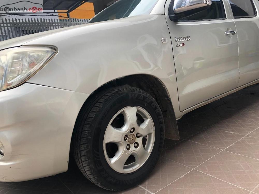 Toyota Hilux 2.5E 4x2 MT 2011 - Bán Toyota Hilux 2.5E 4x2 MT đời 2011, màu bạc, nhập khẩu Thái, máy êm