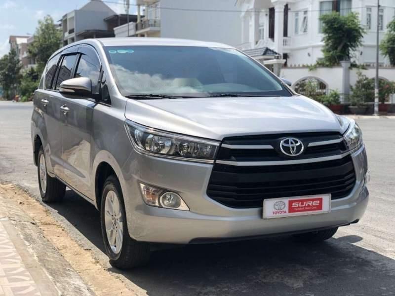 Toyota Innova 2018 - Cần bán lại xe Toyota Innova năm 2018, màu bạc