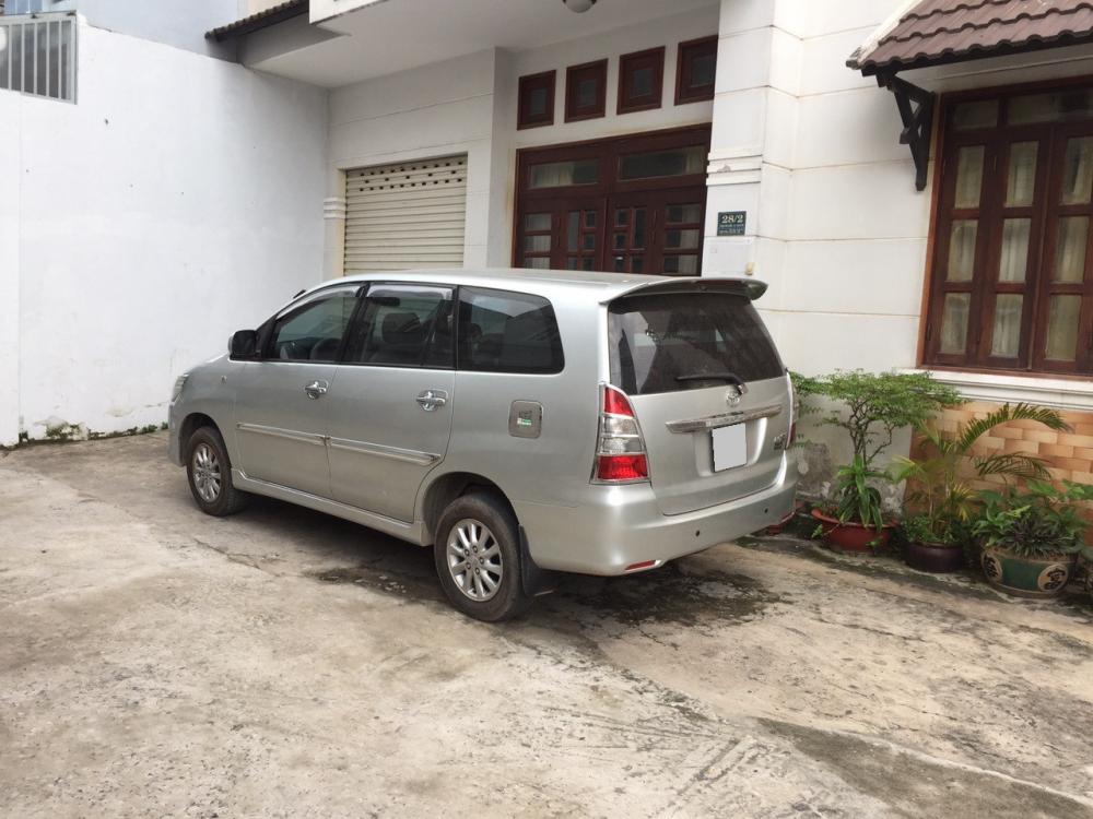 Toyota Innova E 2013 - Bán xe Toyota Innova 2013 số sàn, màu bạc form mới