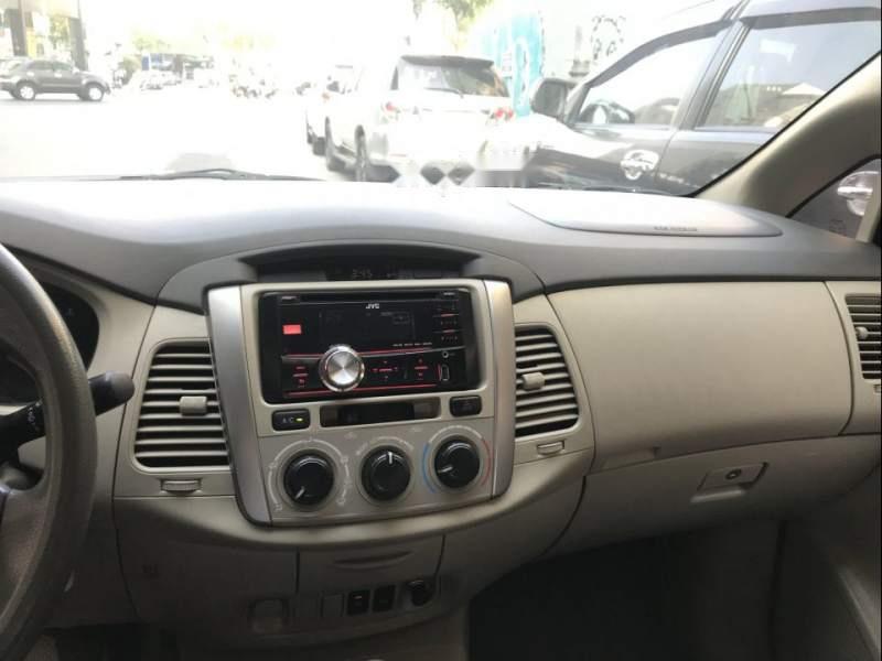 Toyota Innova  E  2014 - Bán Toyota Innova E năm 2014, màu bạc chính chủ