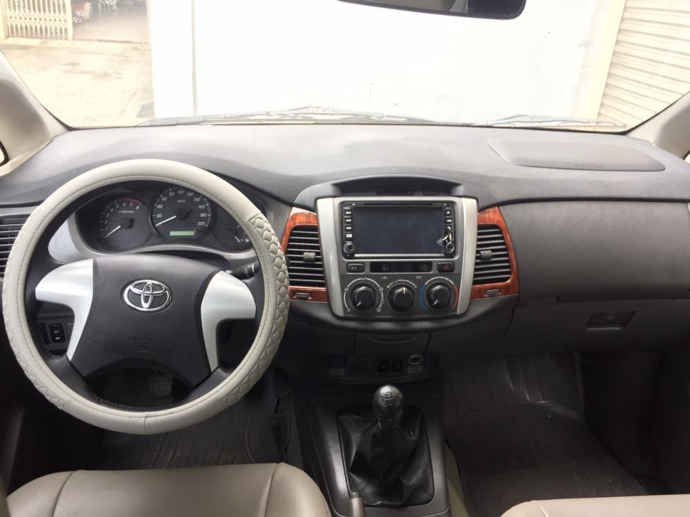 Toyota Innova E 2013 - Bán xe Toyota Innova 2013 số sàn, màu bạc form mới