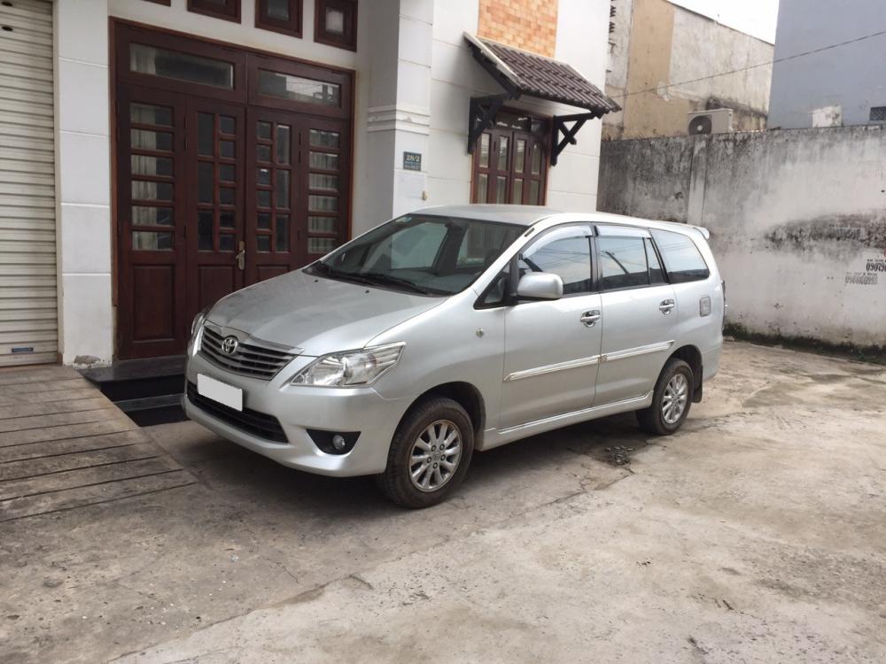 Toyota Innova E 2013 - Bán xe Toyota Innova 2013 số sàn, màu bạc form mới