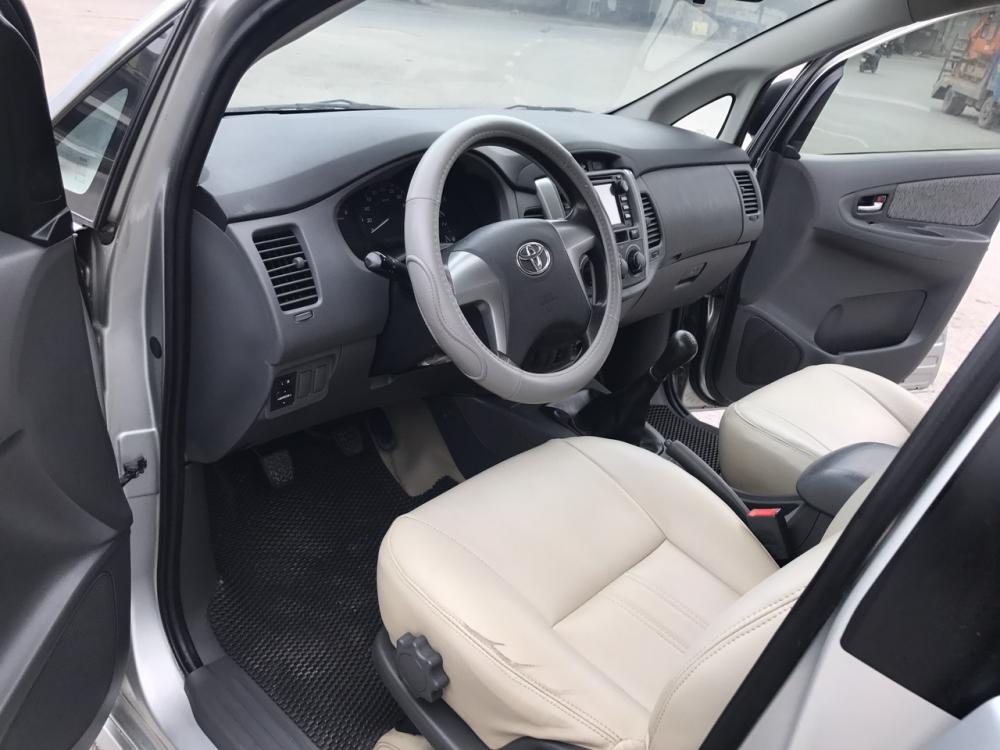 Toyota Innova 2.0 E 2013 - Bán Toyota Innova 2.0 E đời 2013, màu bạc, xe đẹp xuất sắc