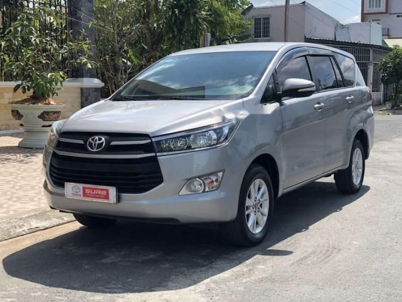 Toyota Innova 2018 - Cần bán lại xe Toyota Innova năm 2018, màu bạc