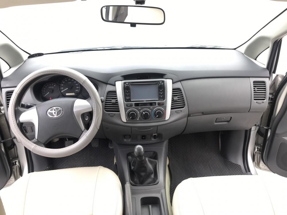 Toyota Innova 2.0 E 2013 - Bán Toyota Innova 2.0 E đời 2013, màu bạc, xe đẹp xuất sắc