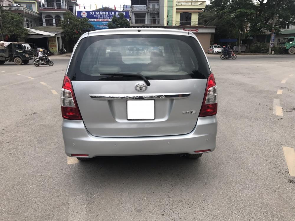 Toyota Innova 2.0 E 2013 - Bán Toyota Innova 2.0 E đời 2013, màu bạc, xe đẹp xuất sắc