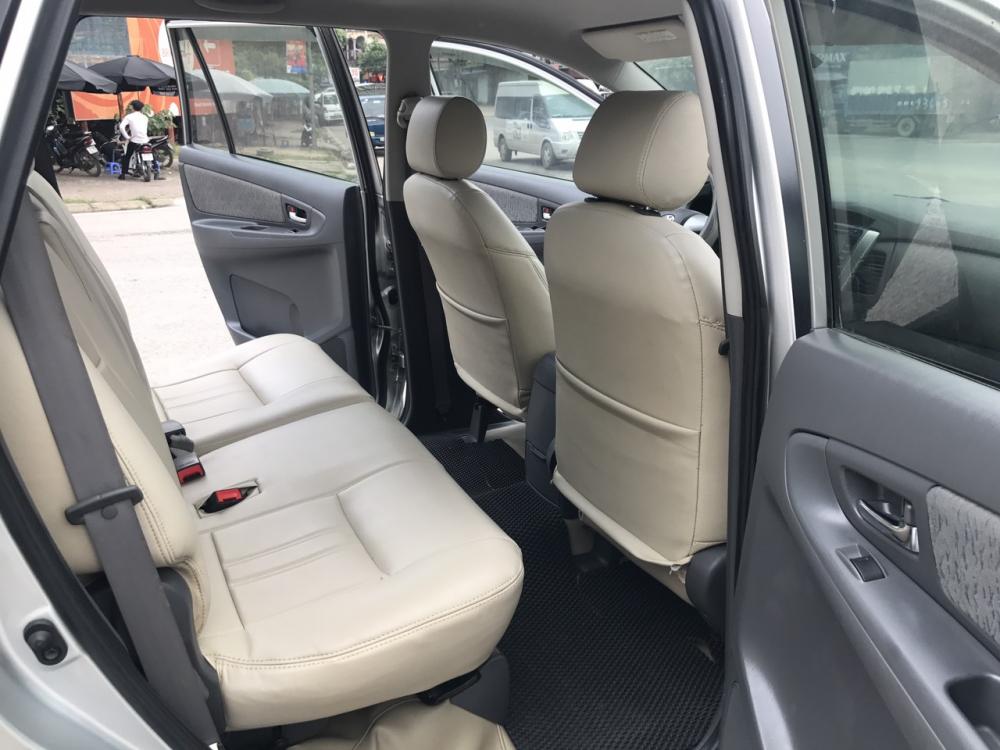 Toyota Innova 2.0 E 2013 - Bán Toyota Innova 2.0 E đời 2013, màu bạc, xe đẹp xuất sắc