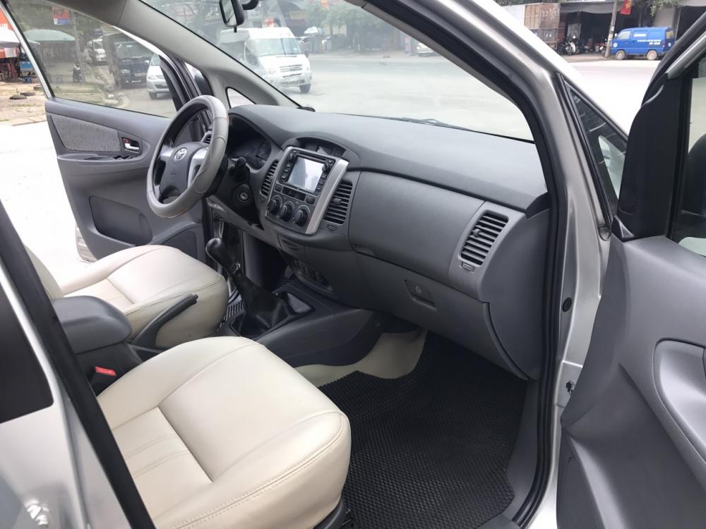 Toyota Innova 2.0 E 2013 - Bán Toyota Innova 2.0 E đời 2013, màu bạc, xe đẹp xuất sắc