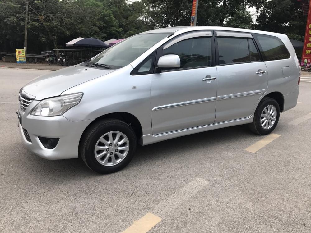 Toyota Innova 2.0 E 2013 - Bán Toyota Innova 2.0 E đời 2013, màu bạc, xe đẹp xuất sắc