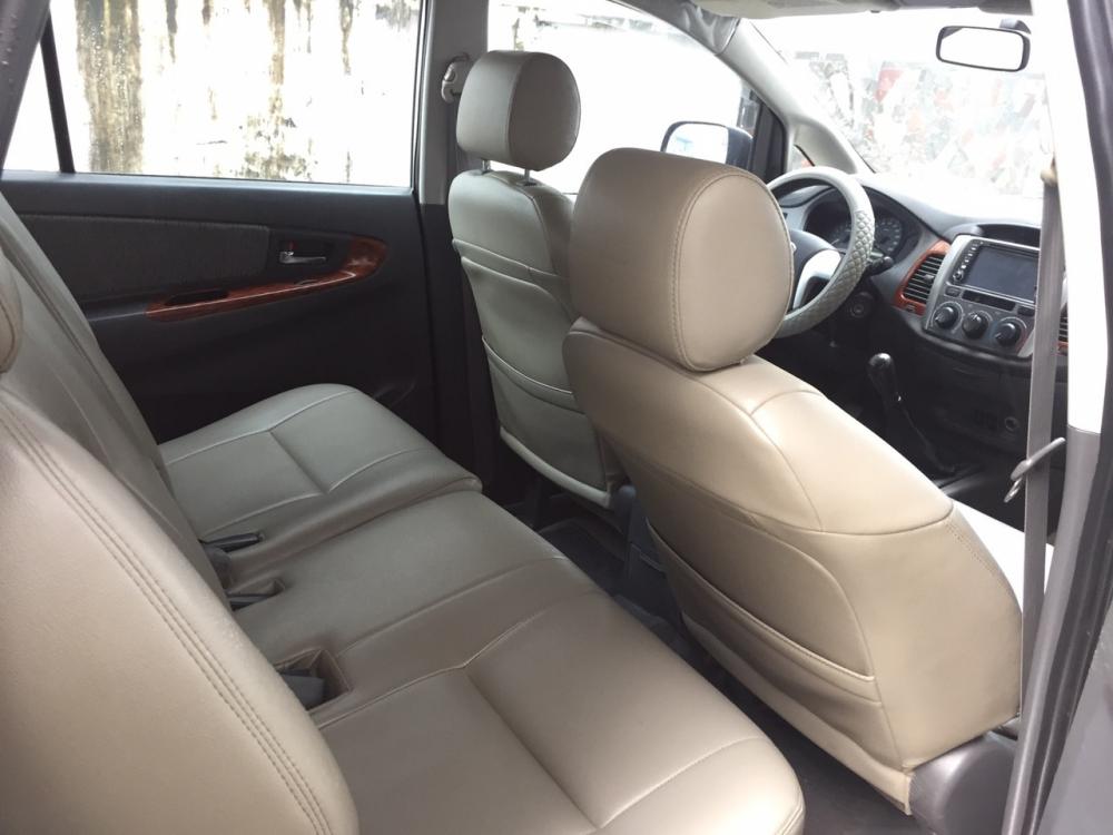 Toyota Innova E 2013 - Bán xe Toyota Innova 2013 số sàn, màu bạc form mới