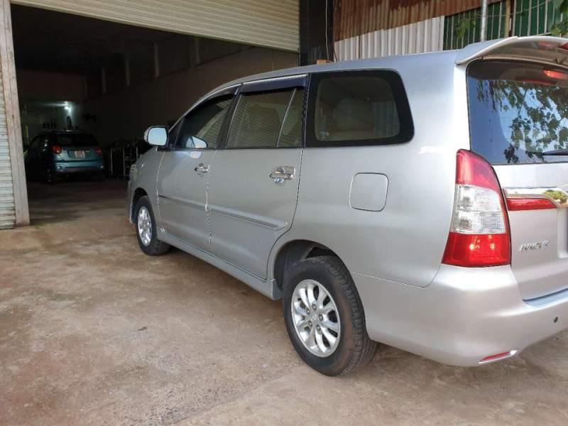 Toyota Innova 2014 - Cần bán lại xe Toyota Innova đời 2014, màu bạc