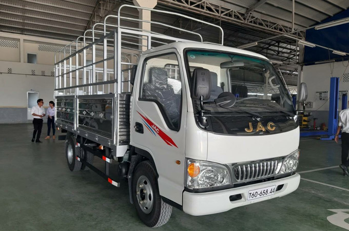 EURO IV 2018 - Bán JAC 2T4(tấn) thùng dài 4m3, động cơ Isuzu nhập khẩu, giá cạnh tranh