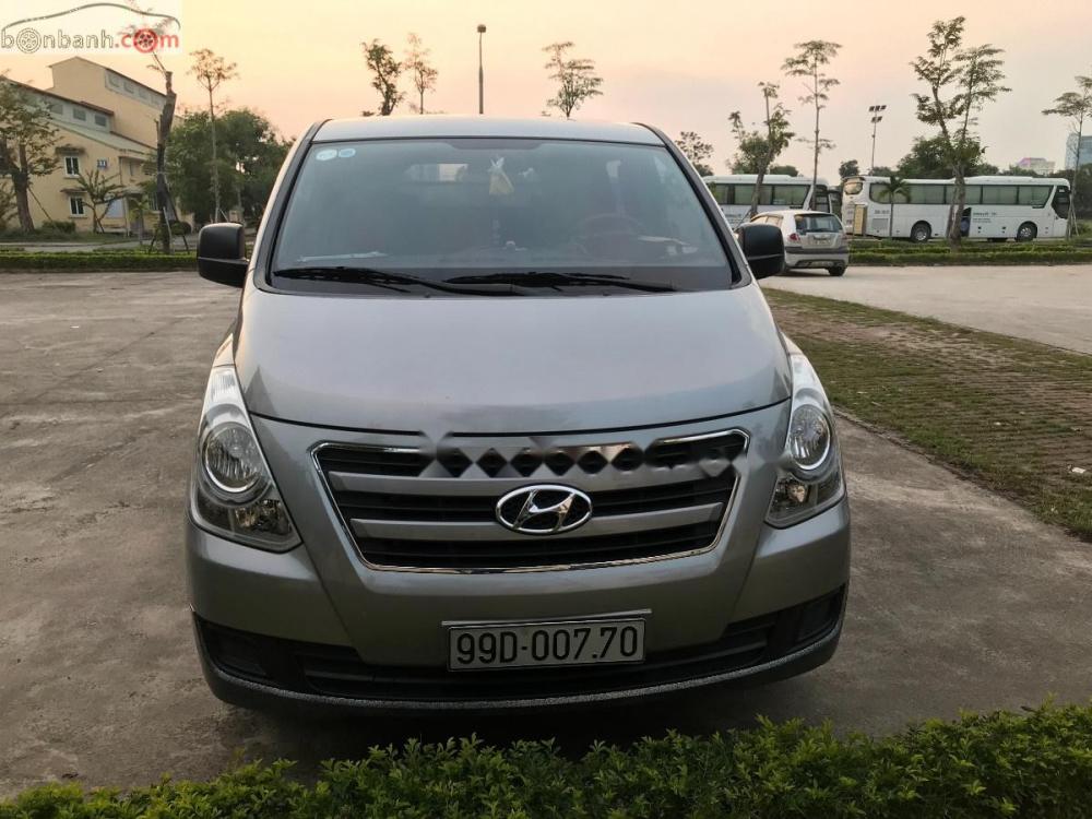 Hyundai Grand Starex Van 2.4 MT 2017 - Bán Hyundai Grand Starex Van 2.4 MT đời 2017, màu xám, xe nhập 