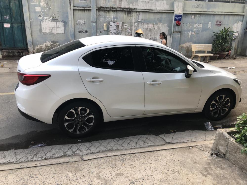 Mazda 2 1.5AT 2018 - Cần tiền bán Mazda 2 số tự động, màu trắng, sản xuất 2018