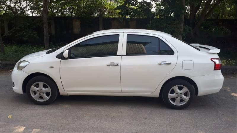 Toyota Vios   2010 - Bán Toyota Vios năm sản xuất 2010, màu trắng xe gia đình