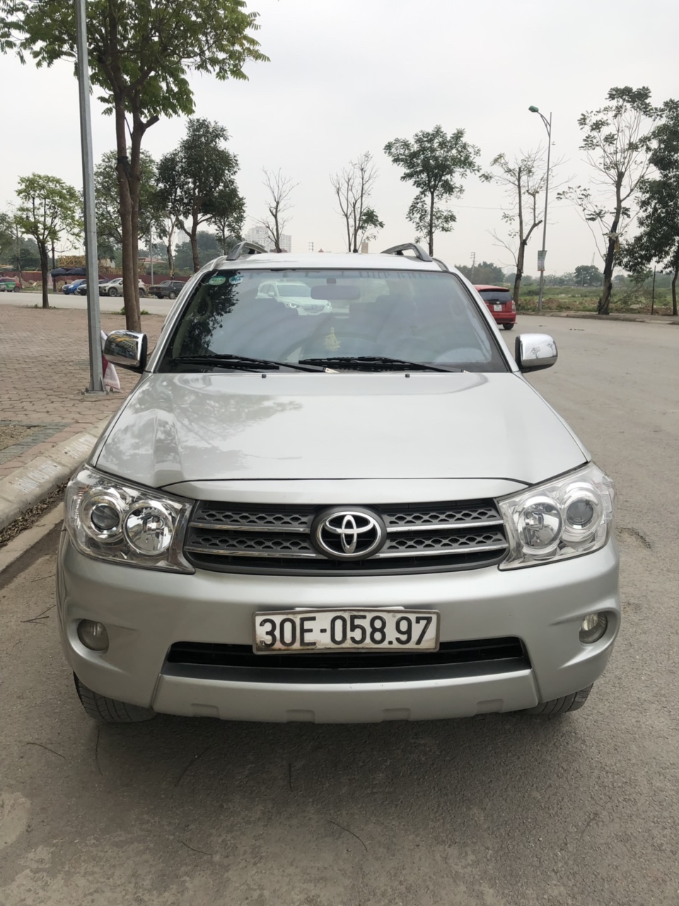 Toyota Fortuner 2.7V 4x4 AT 2010 - Cần bán Toyota Fortuner 2.7V 4x4 AT 2010, màu bạc, 460 triệu