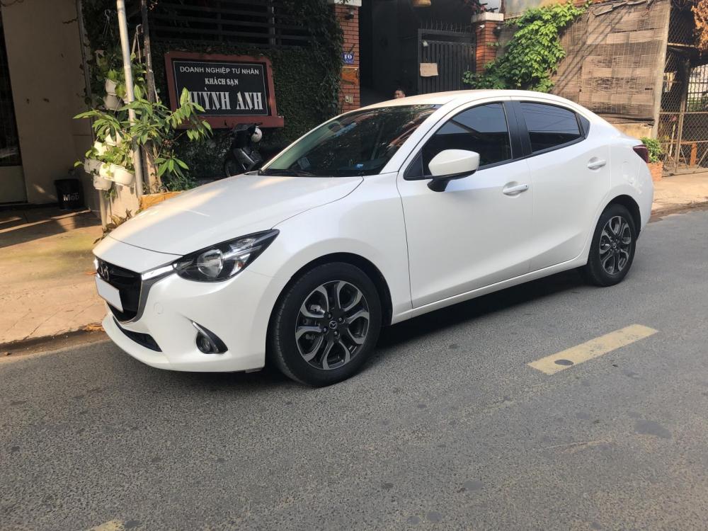 Mazda 2 1.5AT 2018 - Cần tiền bán Mazda 2 số tự động, màu trắng, sản xuất 2018