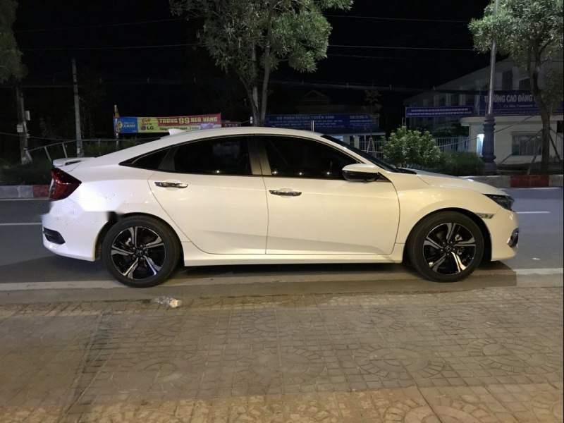 Honda Civic  1.5L  2018 - Cần bán Honda Civic 1.5L 2018, màu trắng, xe còn mới 99,99%