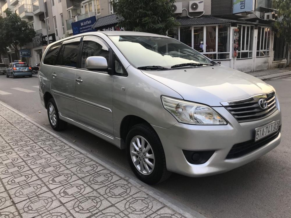 Toyota Innova MT 2013 - Bán Toyota Innova MT năm 2013, màu bạc