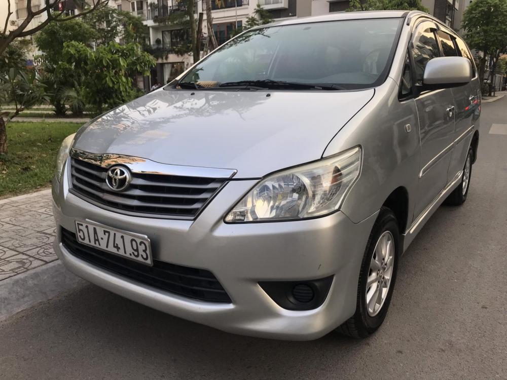 Toyota Innova MT 2013 - Bán Toyota Innova MT năm 2013, màu bạc