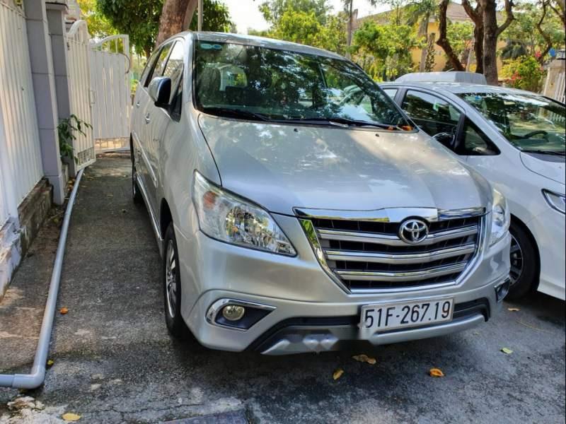 Toyota Innova  V   2015 - Bán xe Toyota Innova V năm sản xuất 2015, màu bạc, xe nhập, mới 95%, nệm da zin