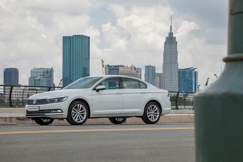 Volkswagen Passat BlueMotion 2018 - Bán ô tô Volkswagen Passat BlueMotion năm 2018