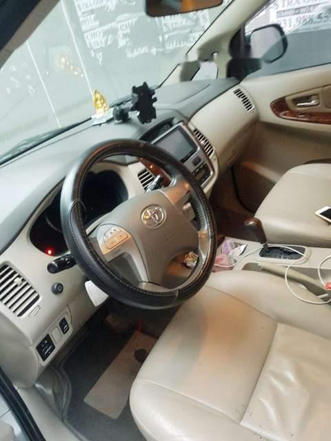 Toyota Innova V 2012 - Bán xe Toyota Innova V đời 2012, màu bạc, giá chỉ 555 triệu