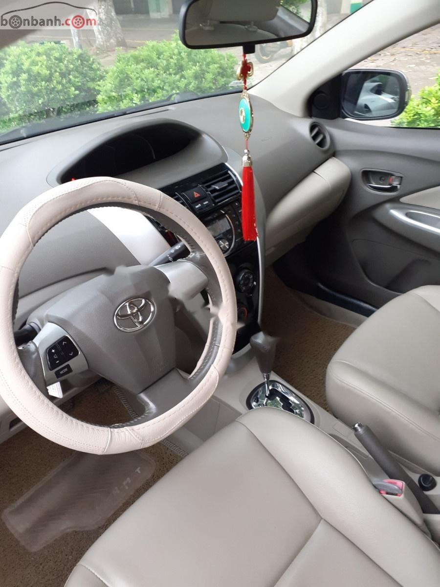 Toyota Vios 2011 - Bán Toyota Vios 2011, màu bạc, xe chính chủ mua từ mới nội ngoại thất đẹp