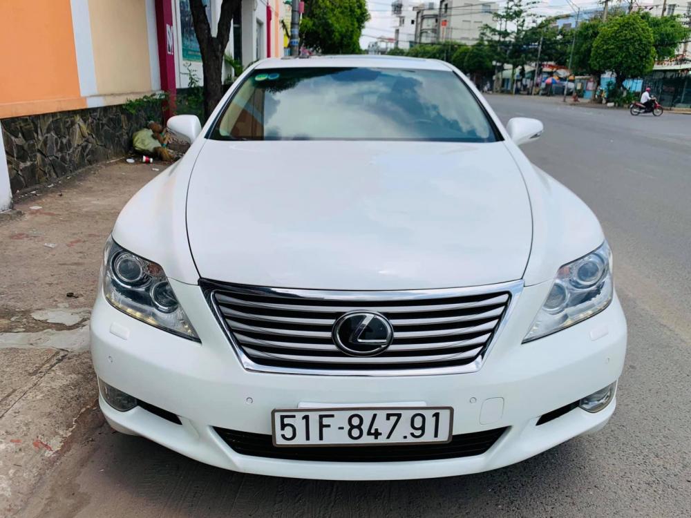 Lexus LS 2010 - Bán xe Lexus LS460L sản xuất 2010 màu trắng, 5 ghế có matxa, rada, nâng hạ gầm