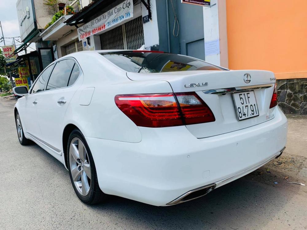 Lexus LS 2010 - Bán xe Lexus LS460L sản xuất 2010 màu trắng, 5 ghế có matxa, rada, nâng hạ gầm