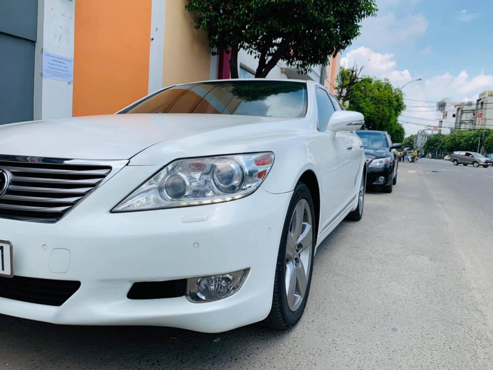 Lexus LS 2010 - Bán xe Lexus LS460L sản xuất 2010 màu trắng, 5 ghế có matxa, rada, nâng hạ gầm