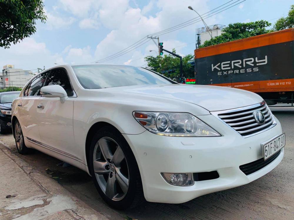 Lexus LS 2010 - Bán xe Lexus LS460L sản xuất 2010 màu trắng, 5 ghế có matxa, rada, nâng hạ gầm