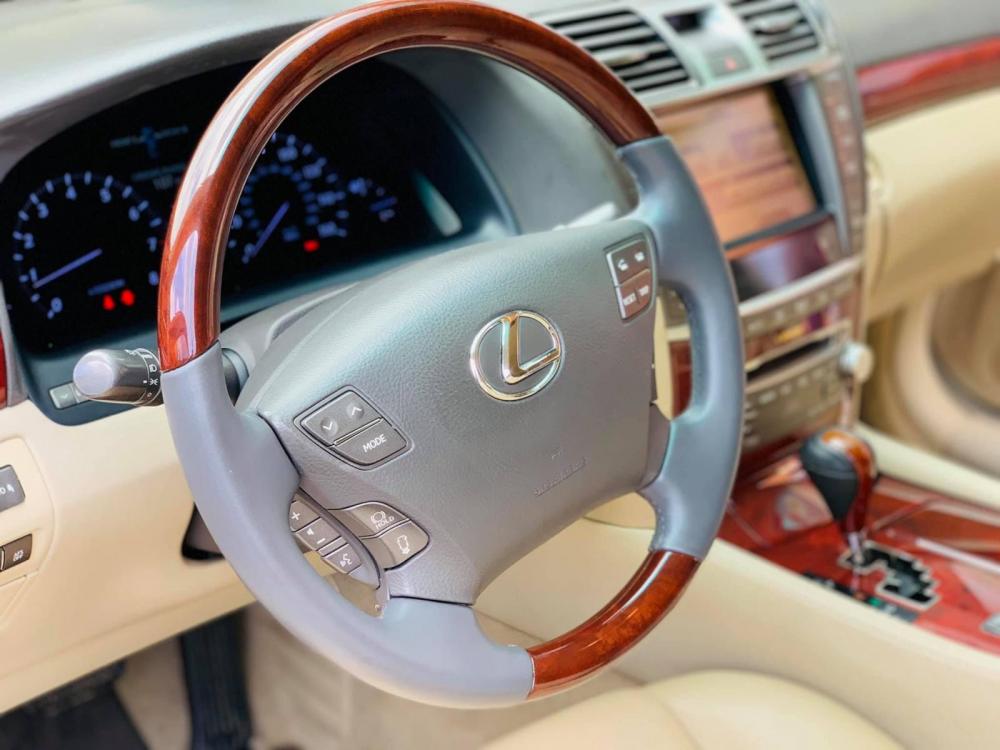 Lexus LS 2010 - Bán xe Lexus LS460L sản xuất 2010 màu trắng, 5 ghế có matxa, rada, nâng hạ gầm