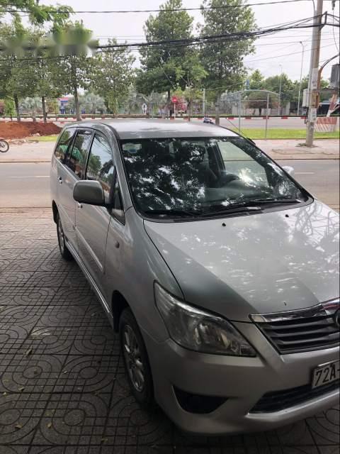 Toyota Innova   2013 - Bán xe Toyota Innova sản xuất năm 2013, màu bạc, chính chủ