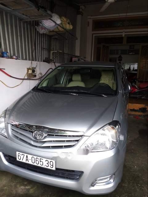 Toyota Innova 2010 - Cần bán gấp Toyota Innova sản xuất năm 2010, màu bạc xe gia đình