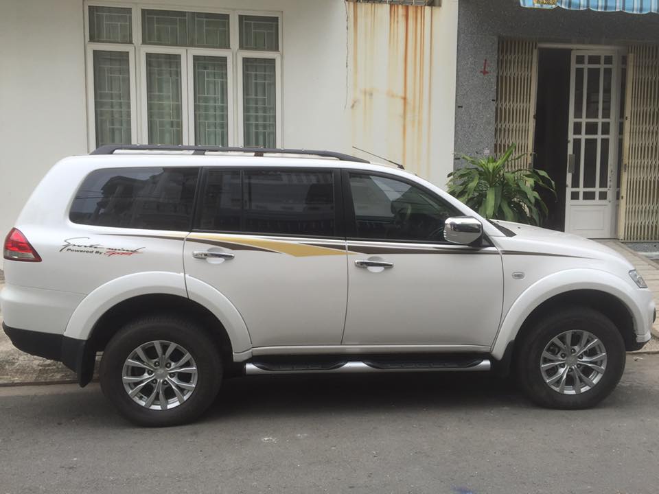 Mitsubishi Pajero Sport 2016 - Gia đình cần bán xe Mitsubishi Pajero Sport 2016, số sàn, máy dầu