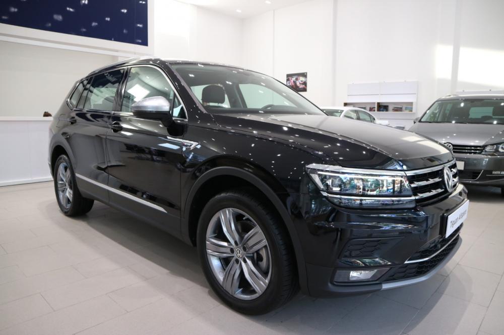 Volkswagen Tiguan 2018 - Bán xe Tiguan allspace 7 chỗ màu đen, giao ngay